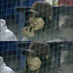 야구장에서 뭐 먹으면서 야구경기보다 찍힌 박신혜ㅋ