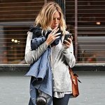 길거리에서 담배피는 시에나밀러, 중성적 느낌 물씬