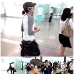 <b>파란</b> 스키니입고 헤드셋끼고 바빠 보이는 김하늘