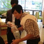 김래원-윤소이, <b>모금</b> 활동하는 훈훈한 모습