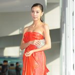 김서형, <b>종이</b>접은 듯한 붉은 드레스! 매혹적 눈빛 뿅뿅