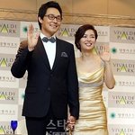 웨딩마치를 올린 <b>박성웅</b>-신은정 커플! 배용준도 참석