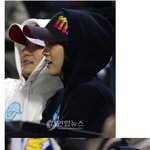 <b>야구</b> 경기 관람하는 박경림-이수영, 둘이 커플패션?