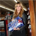 마트에서 맥주 한 상자를 사서 나오는 <b>미샤</b> 바튼