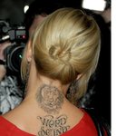 <b>미나</b> 수바리의 목 뒤 강렬한 사자 타투! 인상적이네~