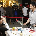 사인회하고 있는 신애에게 장미꽃 한<b>송이</b>를 전한 알렉스
