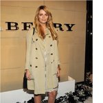 버버리 행사에 참석한 <b>미샤</b>바튼, 신발이 무기?