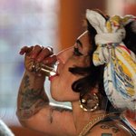 주모 스타일?; <b>술독</b>에 빠진 에이미 와인하우스ㄷㄷ