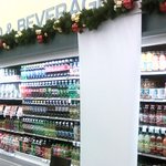 음료 <b>진열대</b>에서 여권 사진 찍었어요.. 사진 有