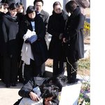 故 최진실 49제에 참석한 스타들..<b>착잡</b>한 표정ㅠ