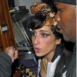 썩소 날리는 에이미와인하우스! 담배 좀 그만 펴