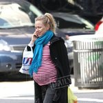 만삭의 몸인 나오미<b>왓츠</b>, 금방이라도 아기 나올 듯~