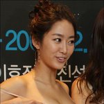 전혜빈 아슬아슬한 의상, 끈 내려갈듯