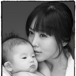 아기 안고있는 윤은혜, 보는 내가 <b>불안</b>해~