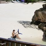 비 <b>해변</b>에서 수영복 입고 놀다 딱 걸렸네