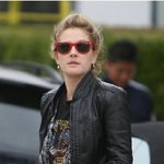 빨간 선그리가 너무 귀여운 <b>드류</b>베리모어