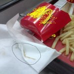 햄<b>버</b>에서 나온 <b>이</b>물질