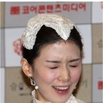 드레스 입은 이보영, 머리에 계란 후라이 얹었네