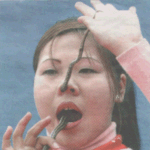 <b>코에</b> 뱀 넣는 기인