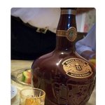아뽜와 함께 우아하게 위스키 (<b>로얄</b>샬루트라구요?)를 마셨어요.