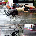 <b>비오</b>는 날 우산쓰고 자전거는 금물 사진有