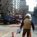 [사진有]<b>백발</b>머리할머니가 미니스커트와롱부츠??