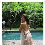 <b>발리</b>에서 찍은 손담비 사진, 확 파인 뒷태 자랑