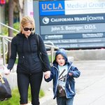 리즈 위더스푼 아들, 욱일<b>승천</b>기 티셔츠 입었어?