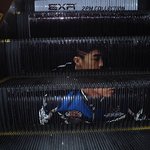 에스컬레이터에 그려진 <b>2pm</b> 애드라이져