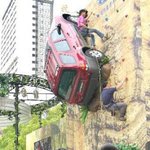암벽을 기어오르는 <b>자동차</b>