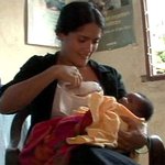 셀마 헤이엑, <b>난민</b>에게 모유수유 해 주는 훈훈함!