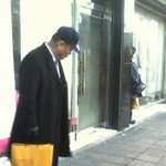 사진有 손자 모자뺏어쓰고 다니시는 할아버지....