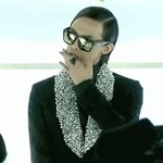 무대에 선 g드래곤, 소가 핧은 헤어스타일