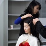<b>시원</b>하게 어깨 노출한 신민아! 고혹적인 빨간 드레스