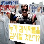 왓치맨 - 누가 감시자들을 감시할 것인가? 시위대 속 히어로들!...