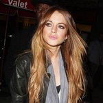 체포영장 발부된 린제이 로한, 까칠한 표정