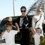 세 아들과 외출나온 빅토리아 베컴, 꼭 <b>부축</b>받는 느낌ㅋ