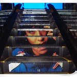 에스컬레이터에 그려진 <b>2pm</b>