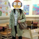 둘 중에 누가 더 촌스러운지 가려주세요.