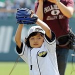 시구하는 <b>왕석현</b>! 깜찍함 그 자체ㅋㅋㅋ