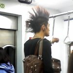 [사진有]지하철에서 개성 넘치는 헤어스타일을 봤어요
