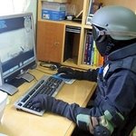 웃긴거 하나보여드리고 저는 <b>이만</b> 물러갑니다.
