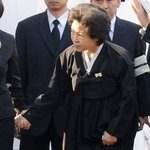 핏기없는 얼굴로 조문하는 권양숙 <b>여사</b>님