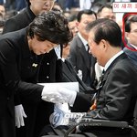 오열하는 김대중 전 대통령을 <b>병x</b> 바라보듯 하네