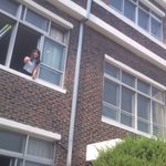 학교에서도 노란비행기는 훨훨..