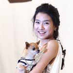 반짝이 드레스 입은 김소은, 안겨있는 개가 부럽다ㅠ