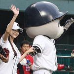 <b>시구</b>하는 한채영, 유니폼 입어도 육감 몸매는..