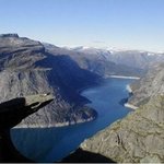 <b>트롤</b>의 혓바닥에 누운 남성, 완전 아찔해