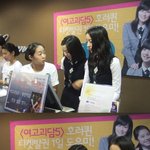 영화보러갔는데 <b>주연</b><b>배우</b>들이 직접 표 끊어줬네요.