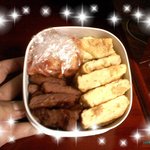 막둥이에게 도시락을 싸주었습니다.